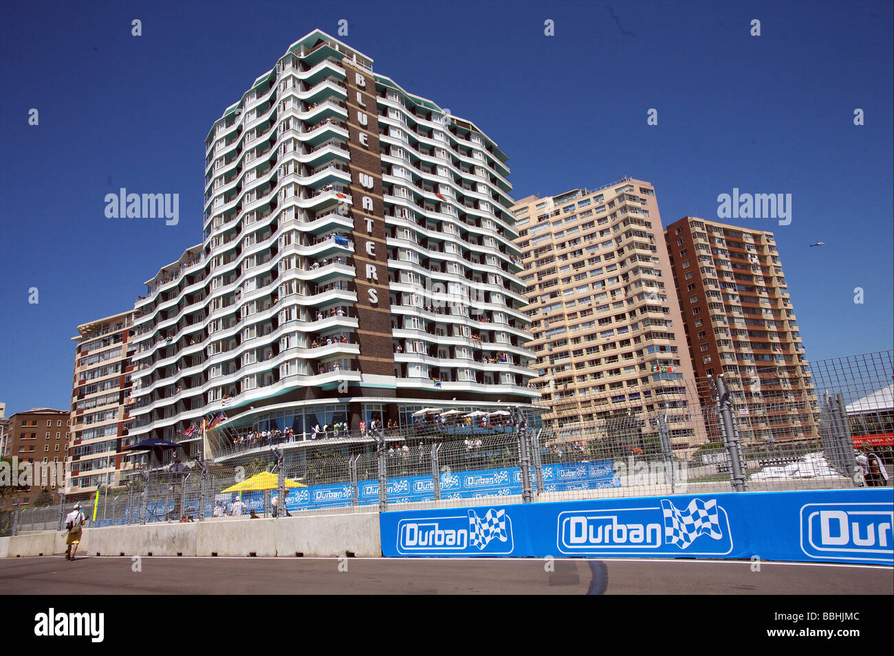 Regardez les spectateurs d'une course de Grand Prix 1 pour le GP d'Afrique du Sud 2007 le 25 février 2007 à Durban à partir de résidences privées et Banque D'Images