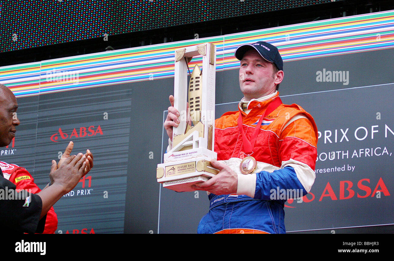 Pays-bas l'équipe de Jos Verstappen pilote détient le trophée à la gagnante A1 Grand Prix à Durban le 29 janvier 2006 Équipe Banque D'Images