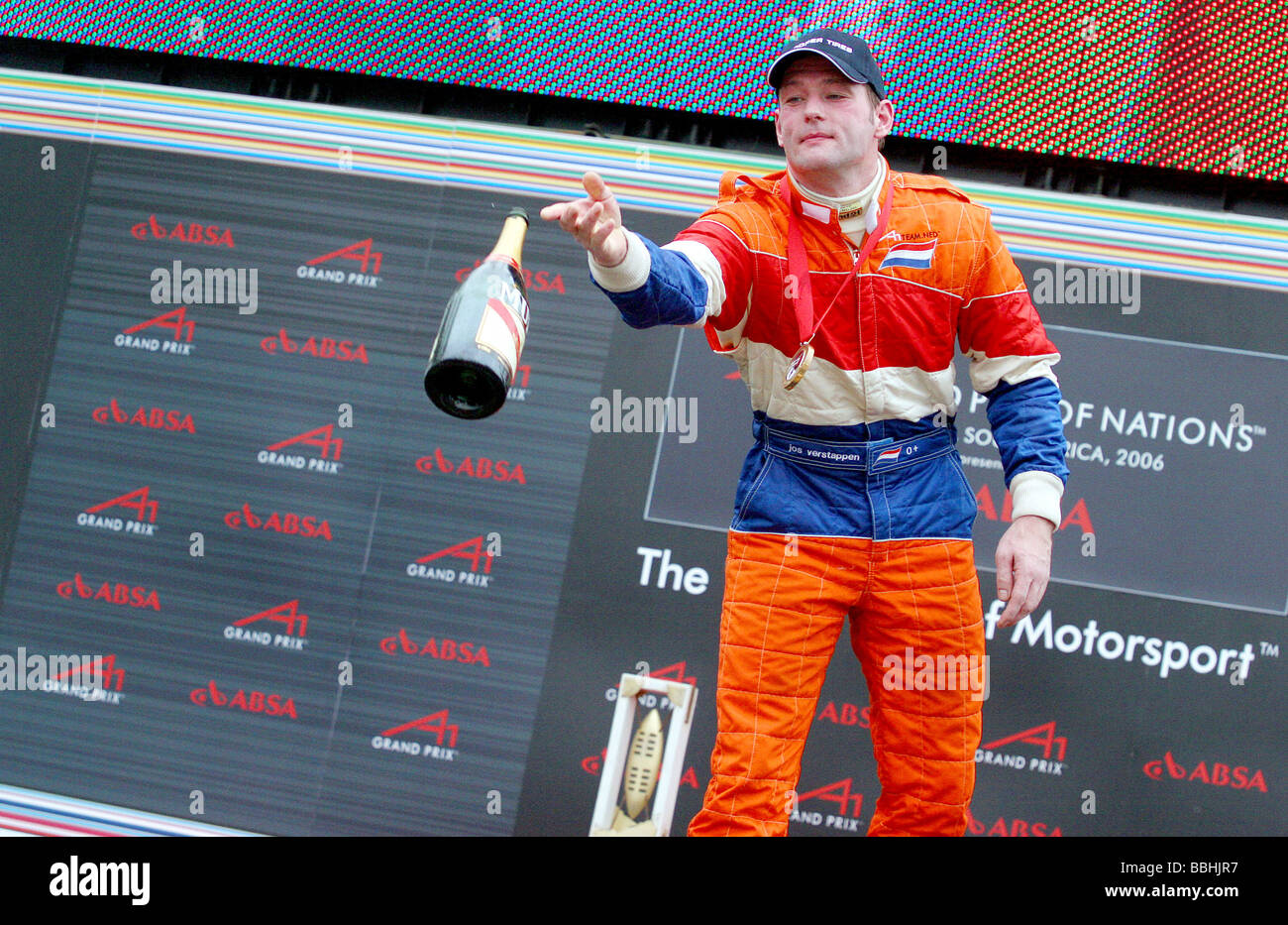 Pilote de l'équipe de Pays-bas Jos Verstappen lance la bouteille pour son personnel technique après avoir remporté le A1 Grand Prix à Durban le 29 Banque D'Images