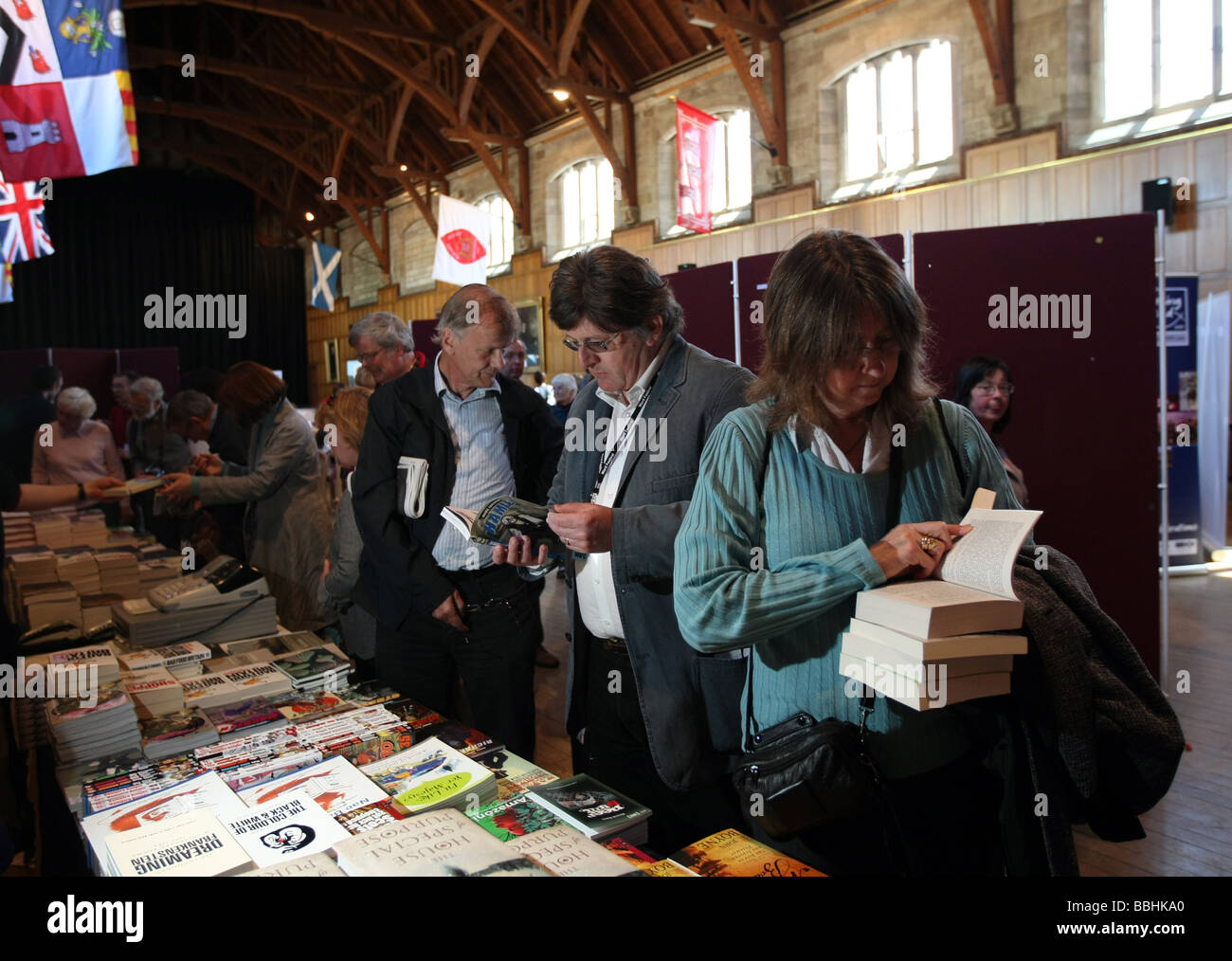 Les gens de la file d'acheter des livres à la parole Festival tenu à l'Université d'Aberdeen, Écosse, Royaume-Uni Banque D'Images