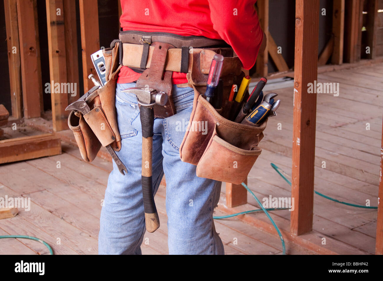 Carpenter wearing une ceinture à outils en cuir avec un assortiment  d'outils sur un chantier Photo Stock - Alamy