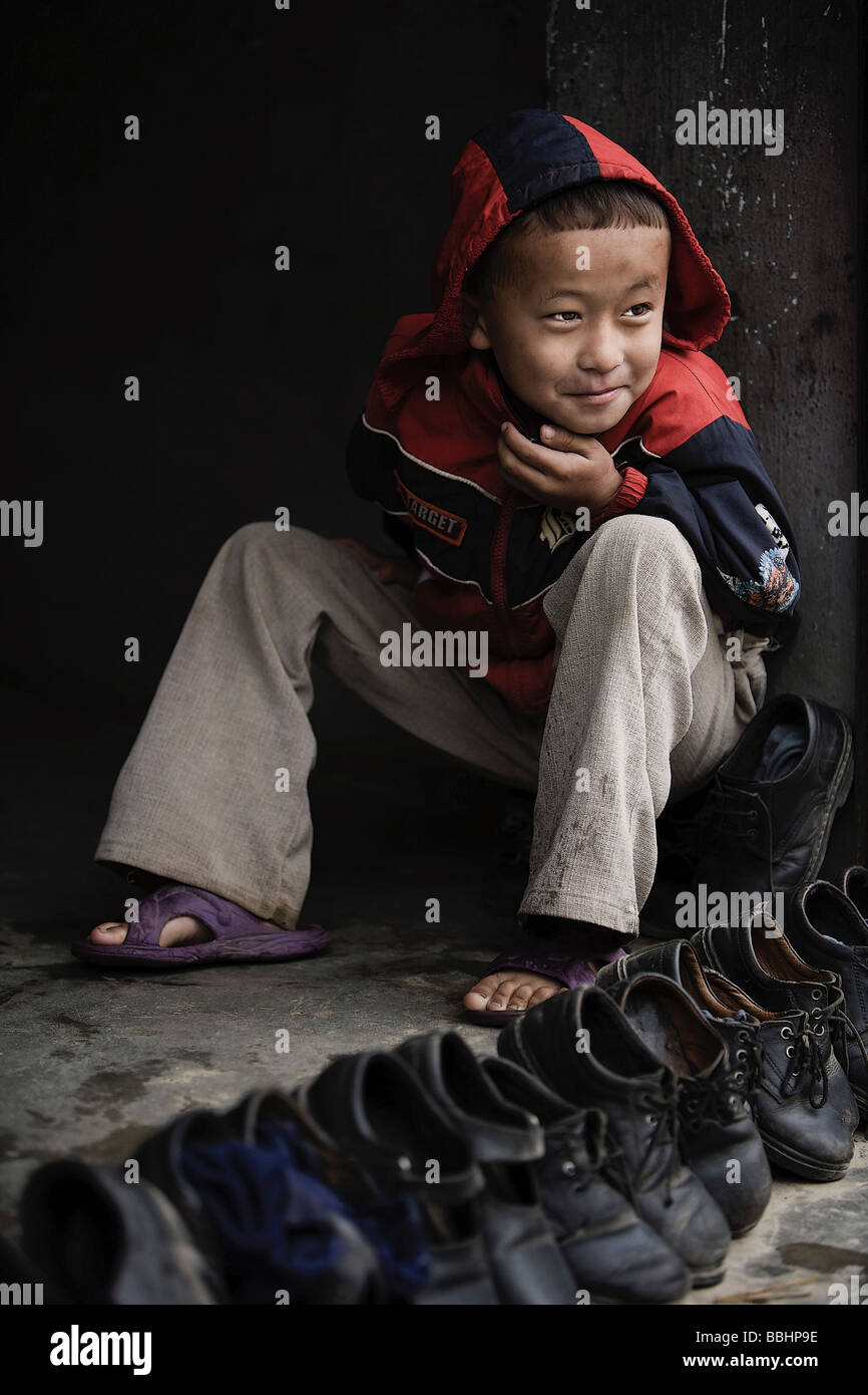 Pokhara, Népal ; garçon orphelin à l'orphelinat Banque D'Images