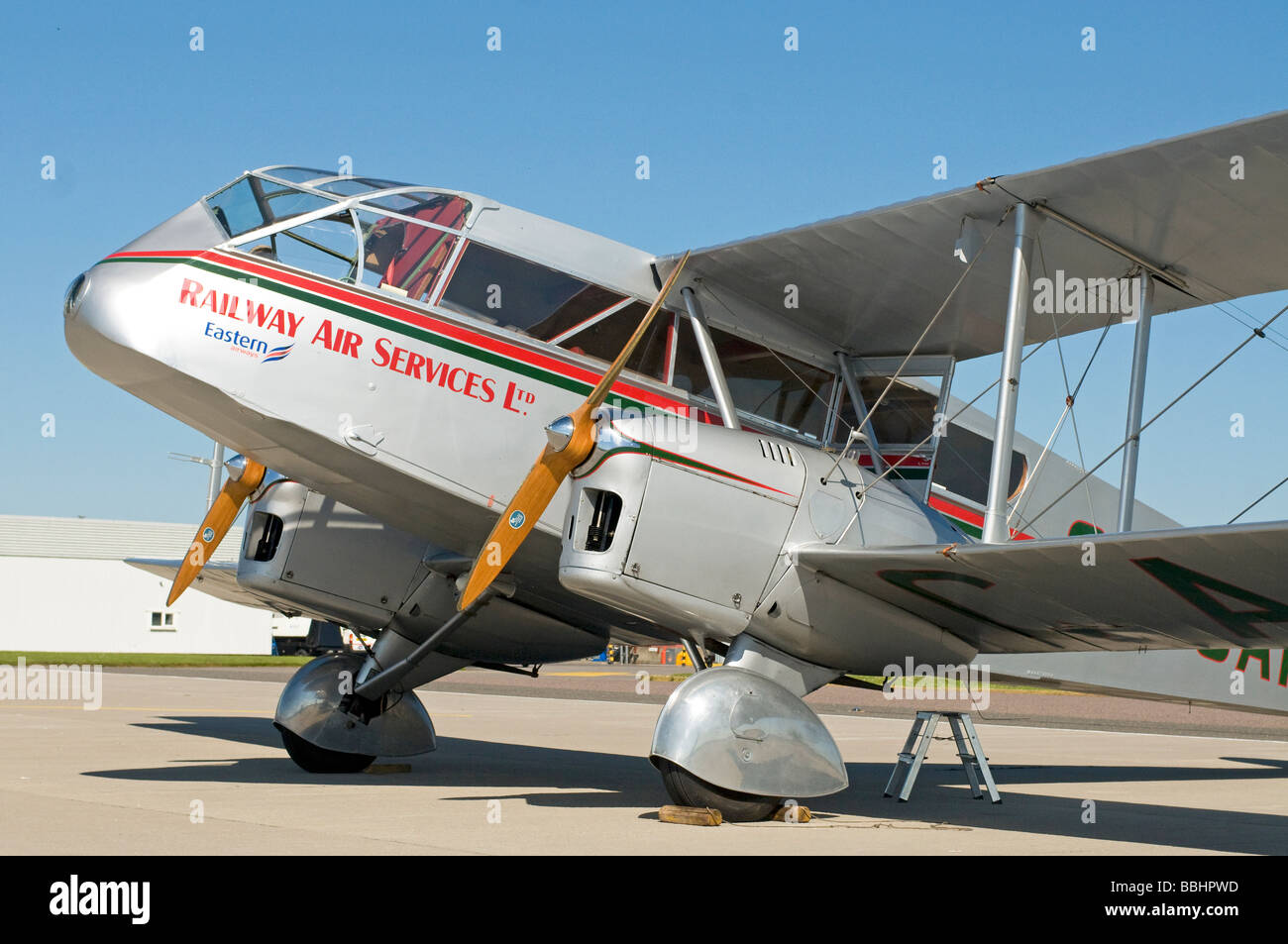 Un de Havilland DH.84 Dragon rapide d'un biplan à Inverness Dalcross Airport Banque D'Images