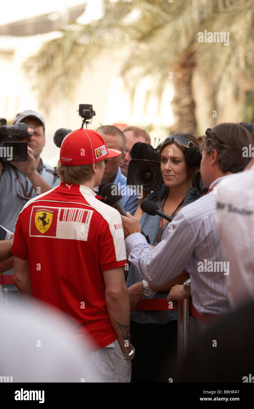 Pilote de Formule 1 Ferrari d'être interviewé par la presse de l'édition 2009 du Grand Prix de Bahreïn F1 Banque D'Images
