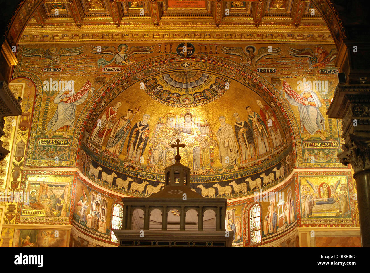 Des peintures murales et des peintures au plafond derrière l'autel dans l'église de Santa Maria in Trastevere, vieille ville, Rome, Italie, Europe Banque D'Images