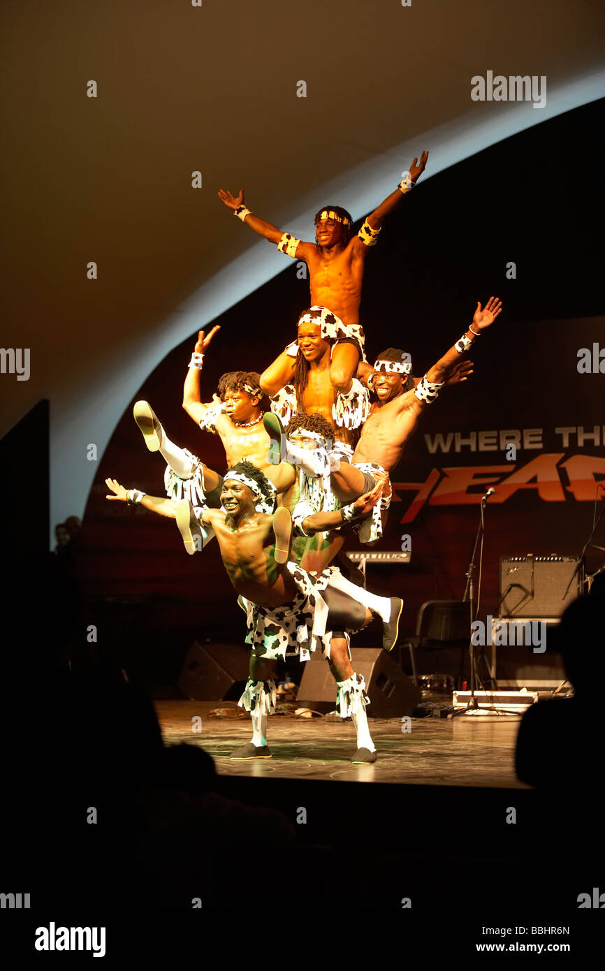 Troupe de danse Acrobat performing au Bahreïn 2009 Grand Prix F1 Banque D'Images