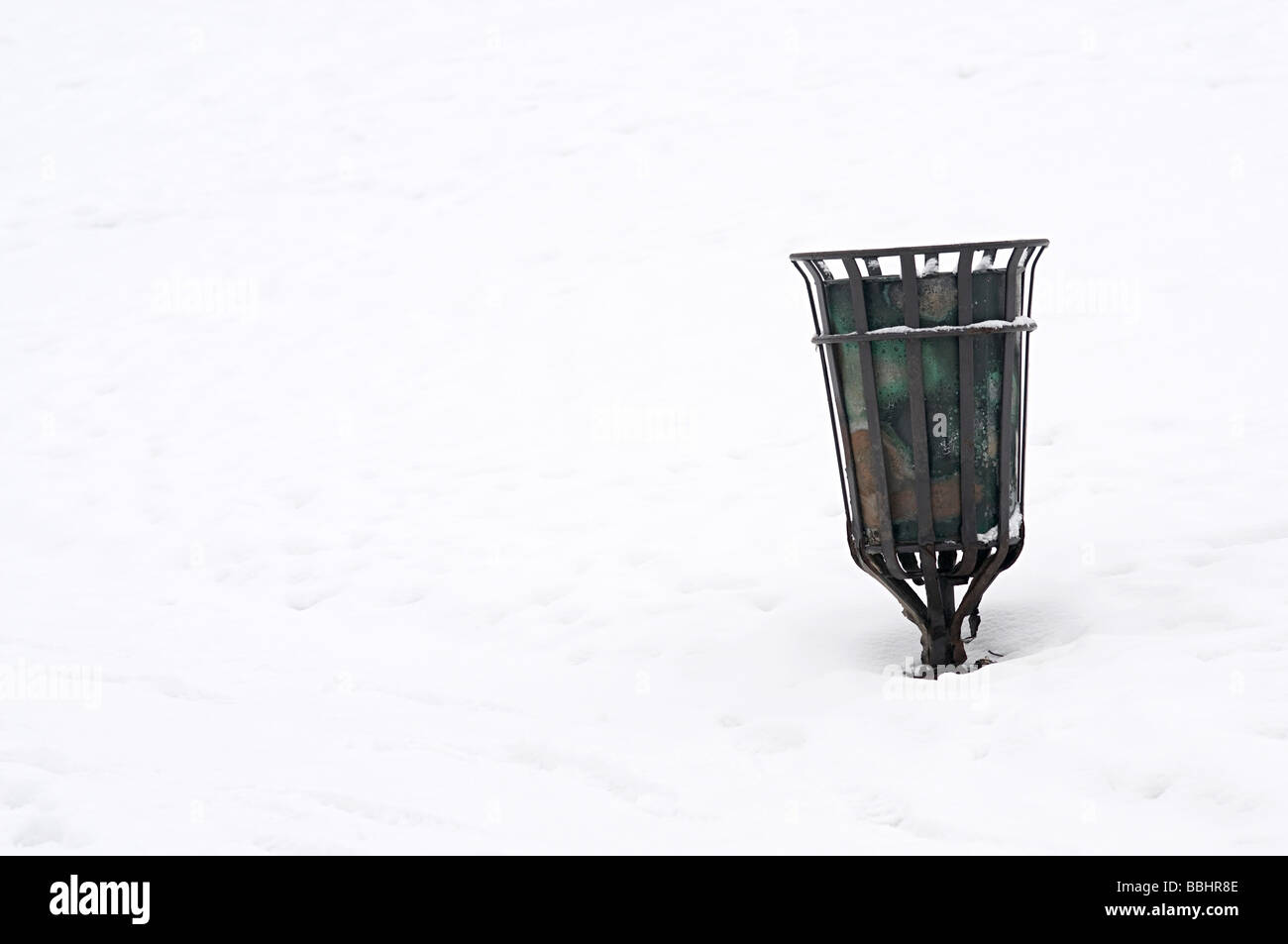 Bin dans la neige dans un Park au Royaume-Uni Banque D'Images