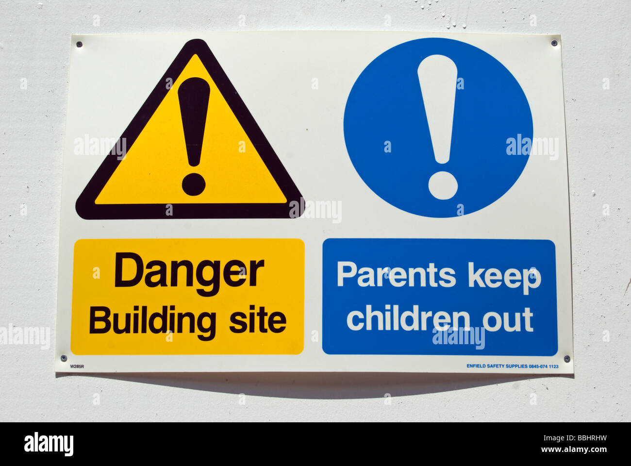 Danger chantier et les parents gardez les enfants à l'extérieur d'un des panneaux d'avertissement panneaux chantier britannique Banque D'Images