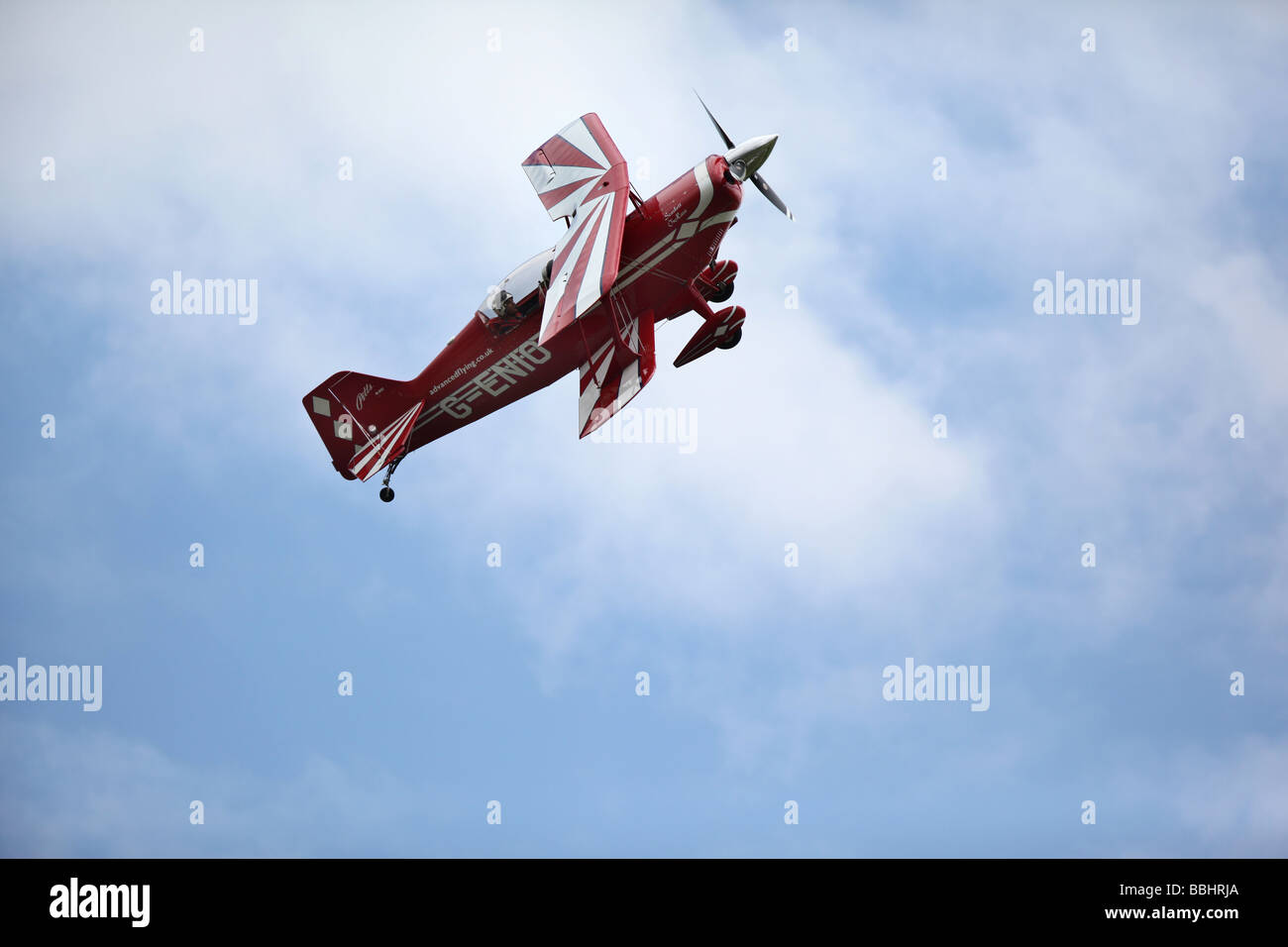 Un Pitts S2C bi Aviat avion vole dans le ciel au-dessus de l'Angleterre, Banque D'Images