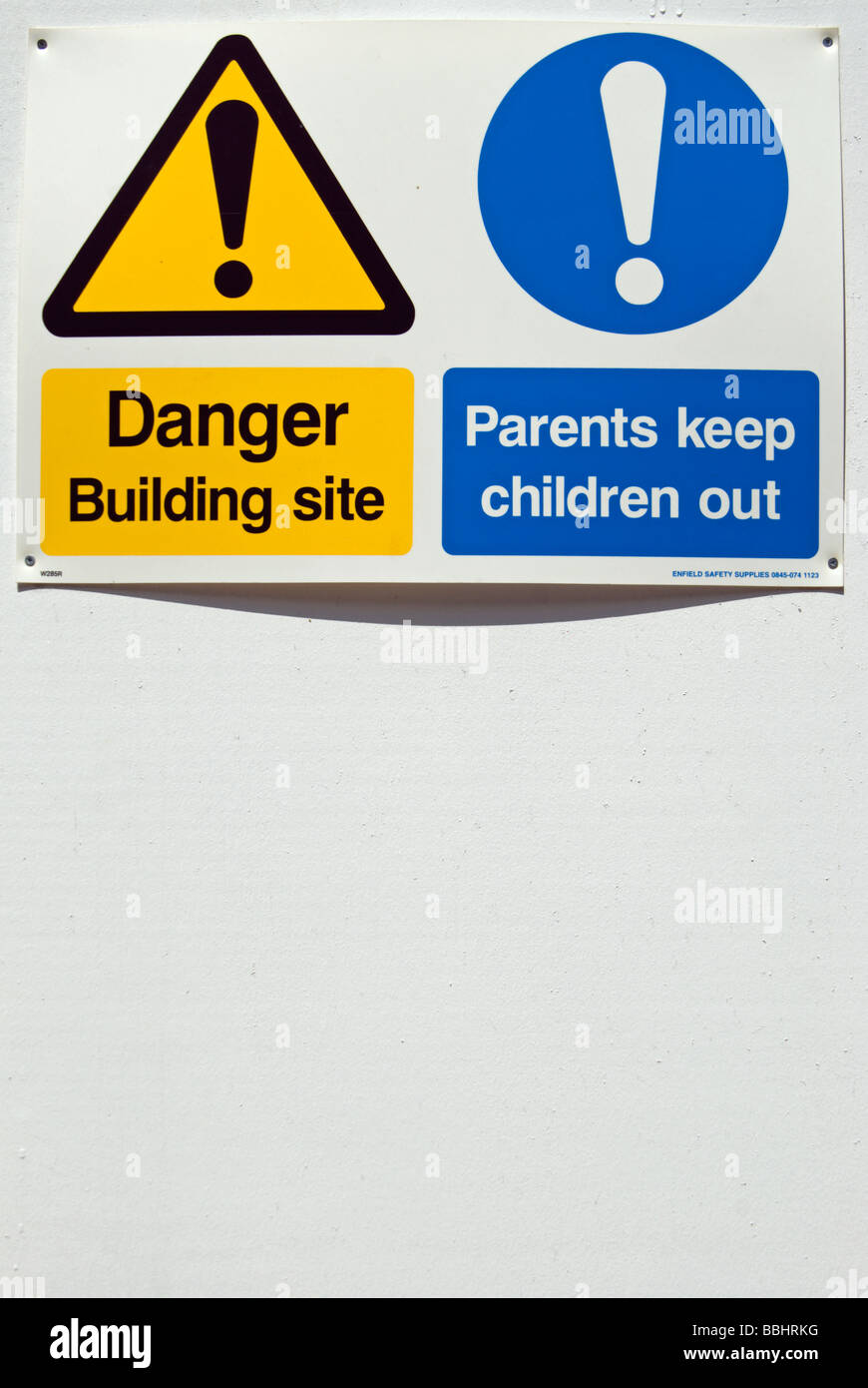 Danger chantier et les parents gardez les enfants à l'extérieur d'un des panneaux d'avertissement panneaux chantier britannique Banque D'Images