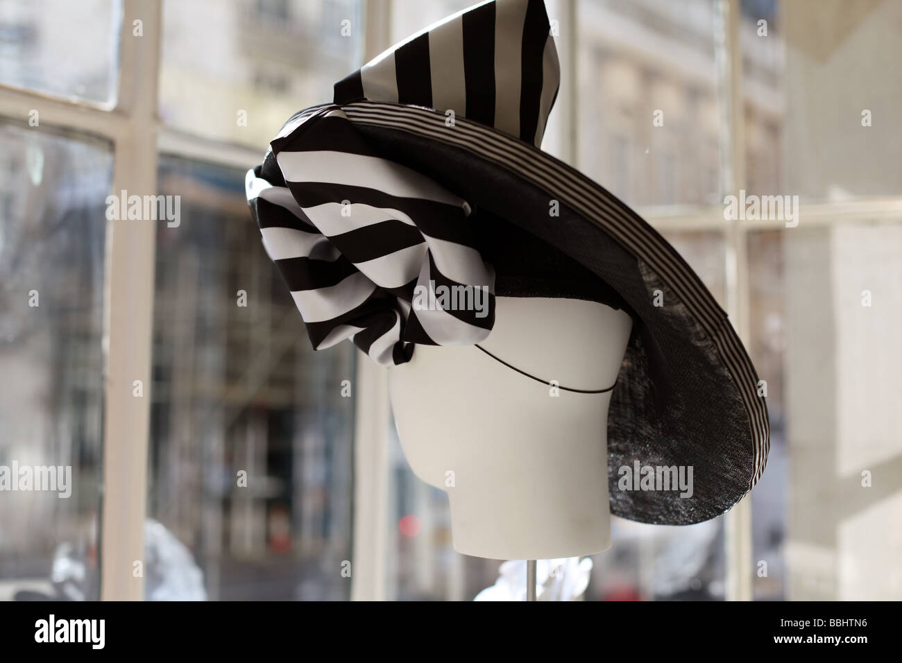 Un designer hat in hat shop James Lock Co Numéro 6 s St James Street Londres Banque D'Images