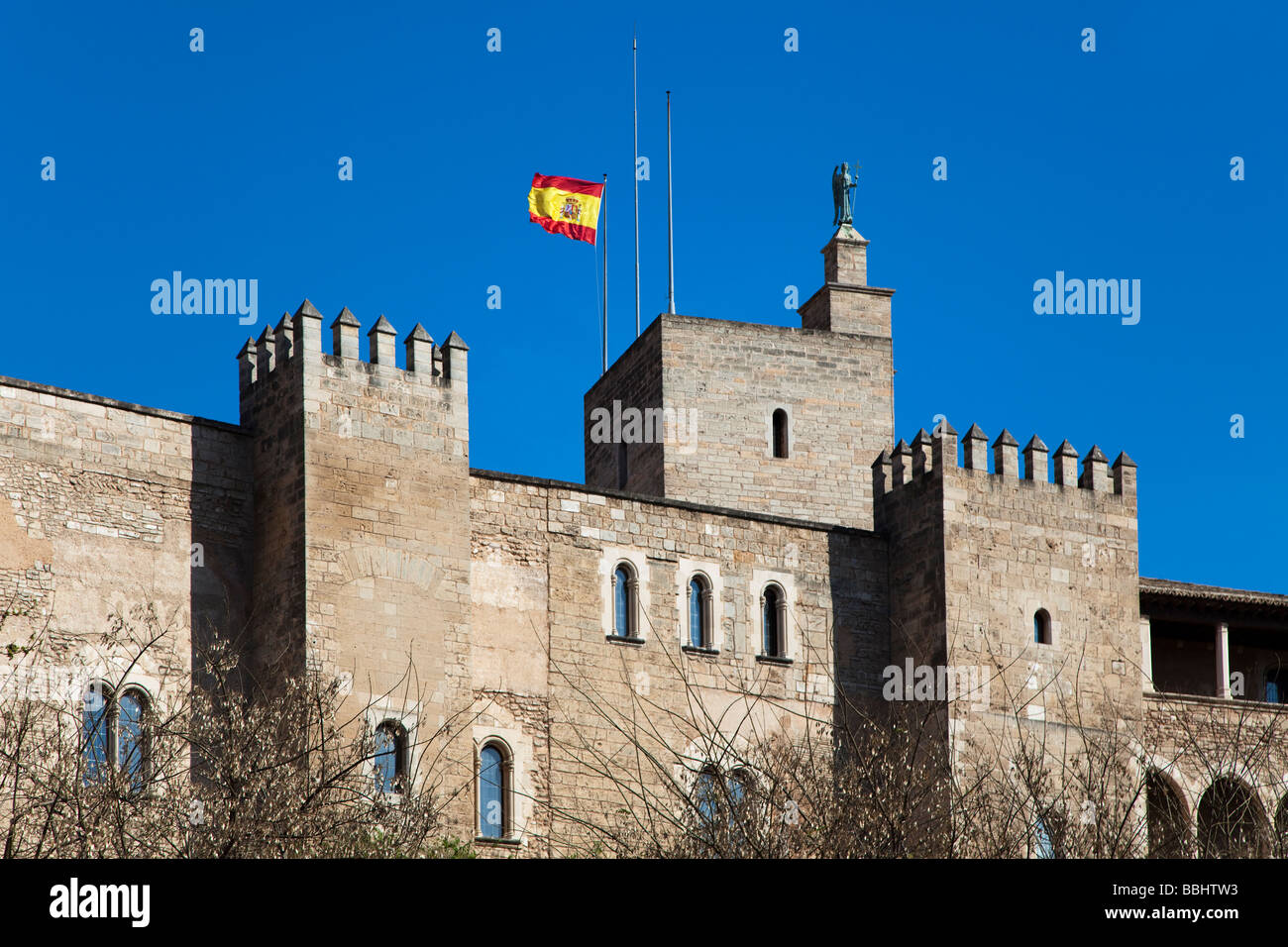 Drapeau majorquin survolant royal palais de la Almudaina Palma Majorque Banque D'Images