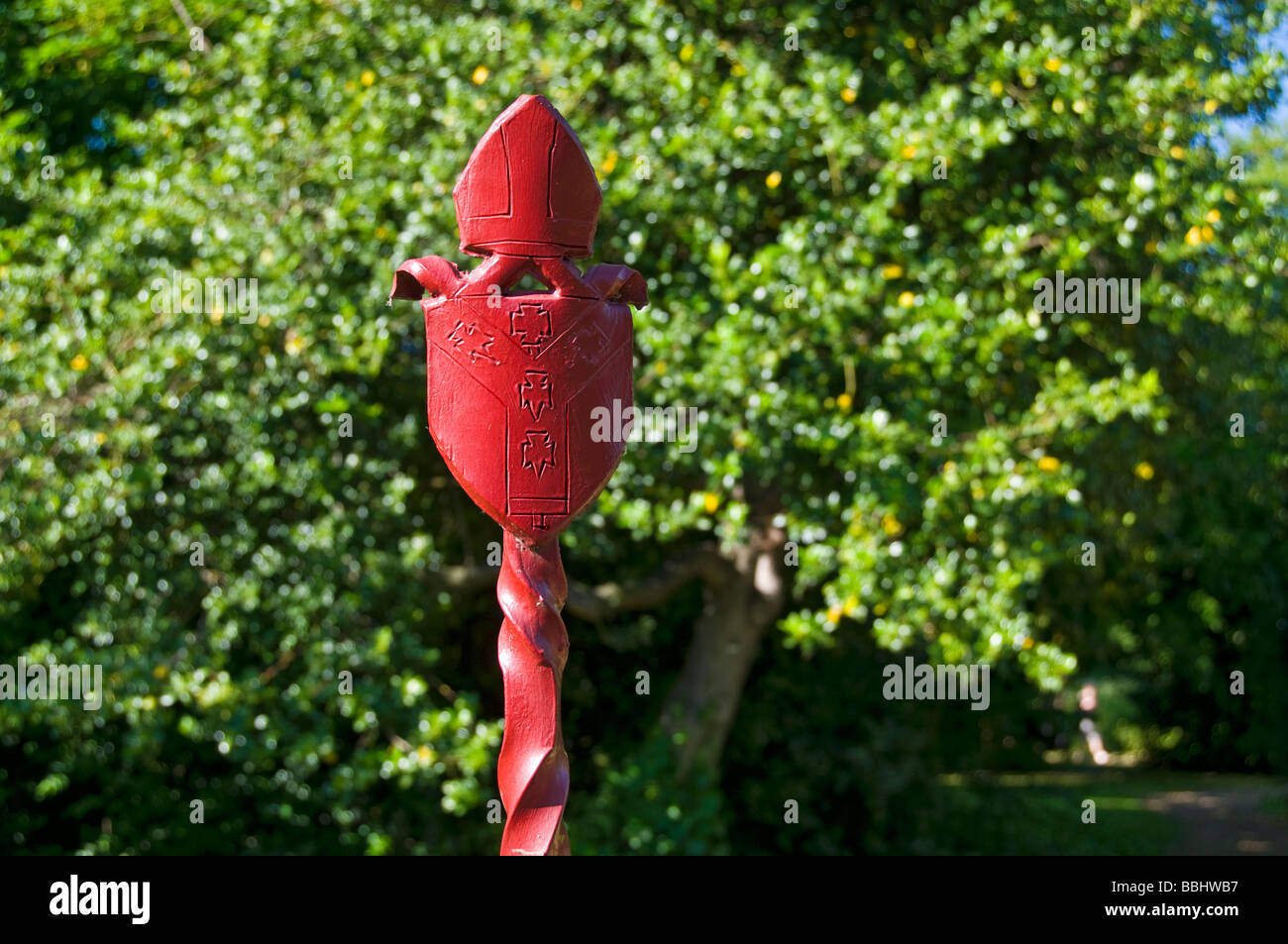 Jardin métal rouge poteau de soutien avec les Archevêques les ornements gravés Lambeth Palace Gardens London UK Banque D'Images