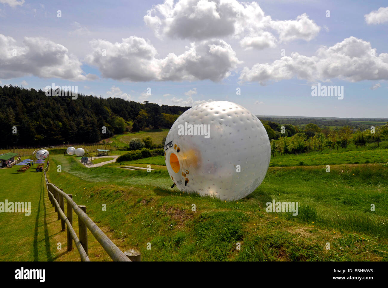 Zorb, "zorbing", sphereing, Dorset, Angleterre, Royaume-Uni Banque D'Images