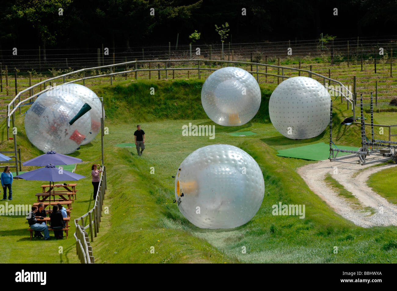 Zorb, "zorbing", sphereing, Dorset, Angleterre, Royaume-Uni Banque D'Images