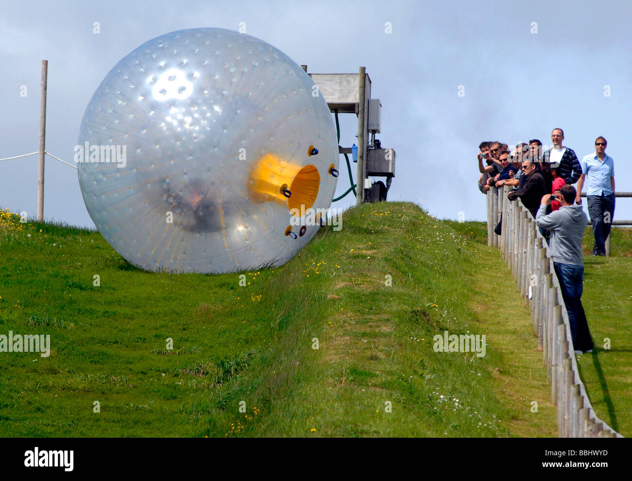 Zorb, "zorbing", sphereing, Dorset, Angleterre, Royaume-Uni Banque D'Images