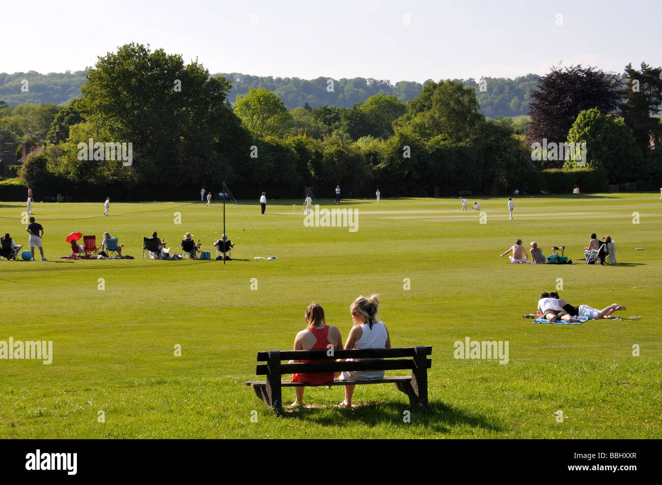 Match de cricket sur vert, Oxted, Surrey, Angleterre, Royaume-Uni Banque D'Images
