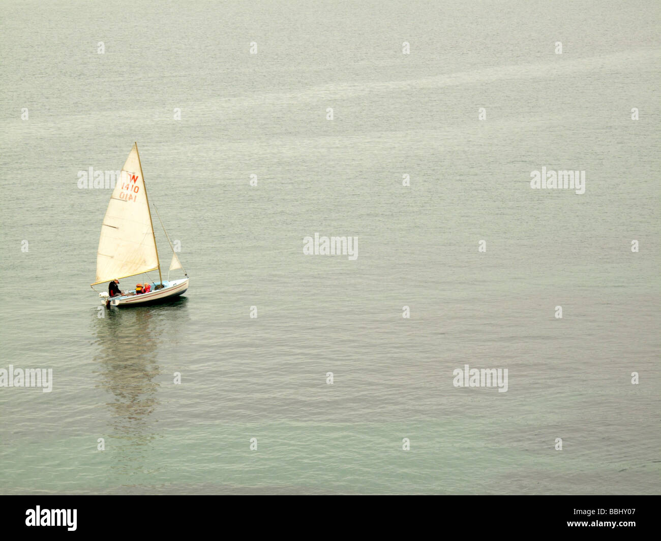 Canot voile sur une mer calme Banque D'Images