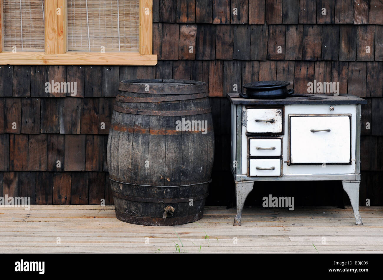 Un poêle à bois à l'extérieur d'une maison en Patagonie chilienne Banque D'Images