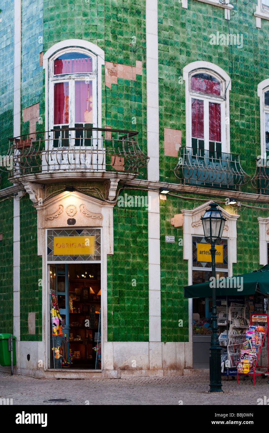 Boutique de souvenirs boutique dans le centre de Lagos couverte de carreaux portugais vernissée traditionnelle Algarve Portugal Banque D'Images