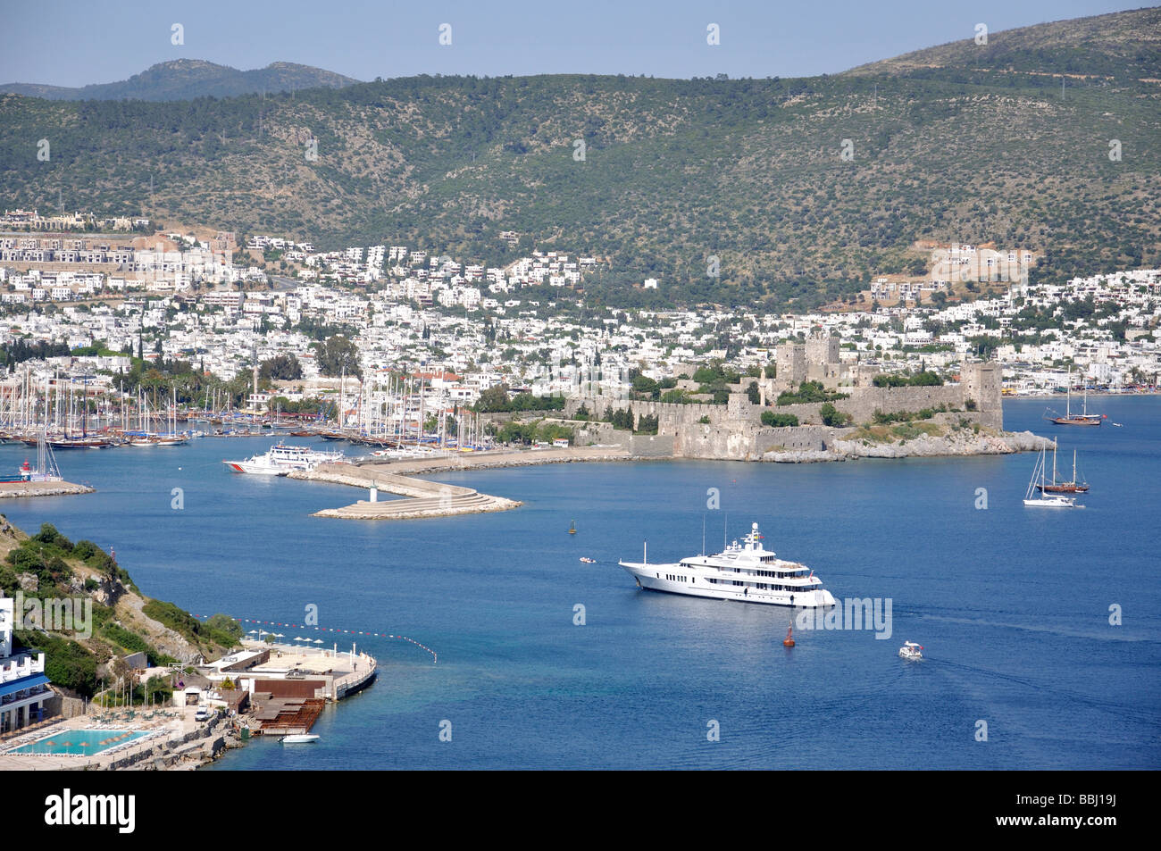 Vue sur le port et le château de Bodrum, Bodrum, province de Mugla, République de Türkiye Banque D'Images