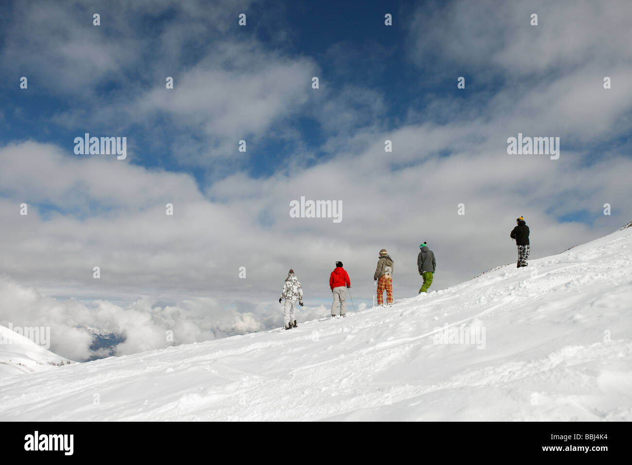 Groupe mixte de skieurs et snowboardeurs rencontrez sur une crête en hors-piste dans la station de ski de Les Deux Alpes, les Alpes, France Banque D'Images