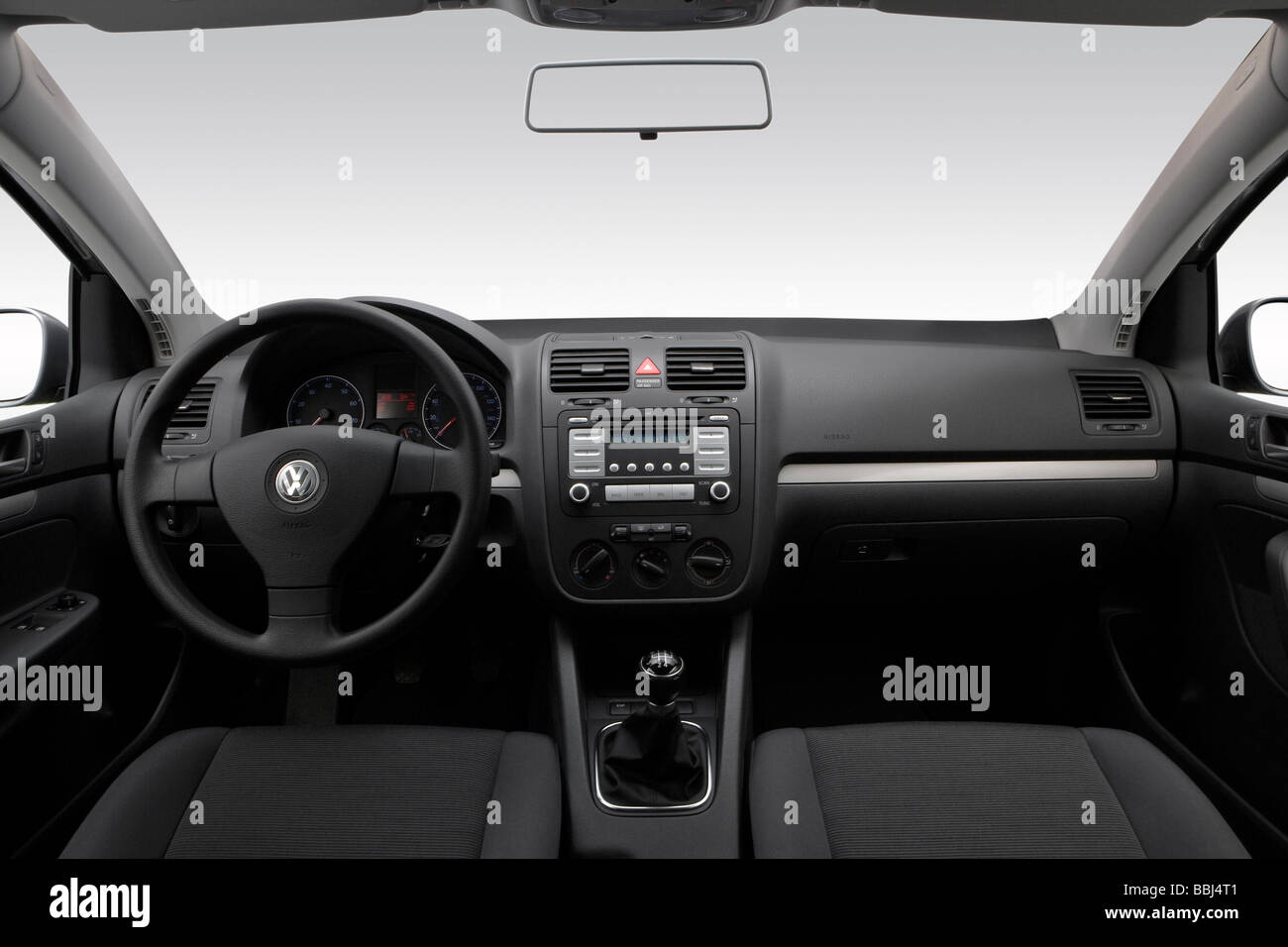 2009 Volkswagen Rabbit S dans - planche de bord, console centrale, le levier de vitesses voir Banque D'Images