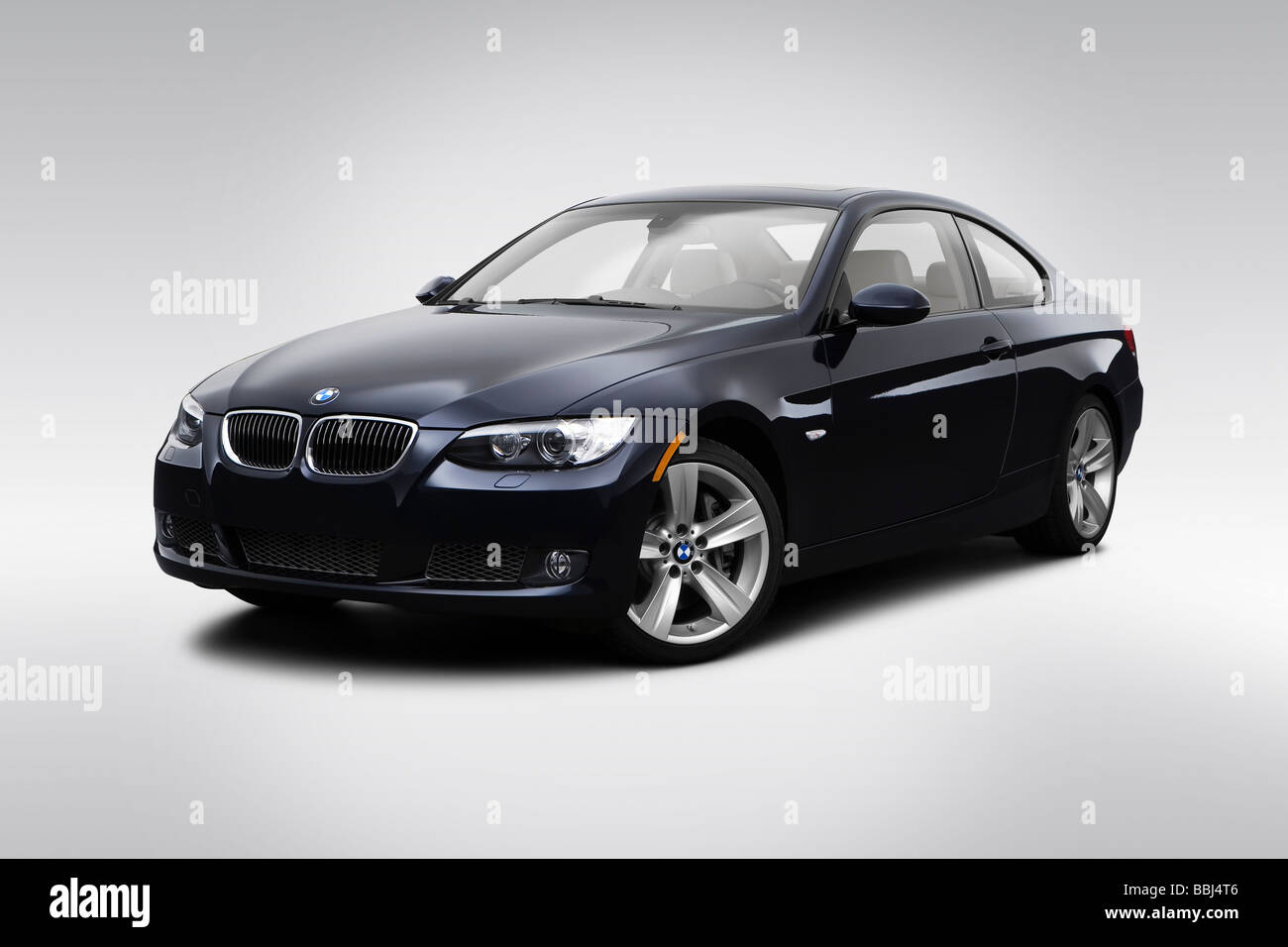 2009 BMW 5-series 335i en bleu - angle de vue avant Banque D'Images