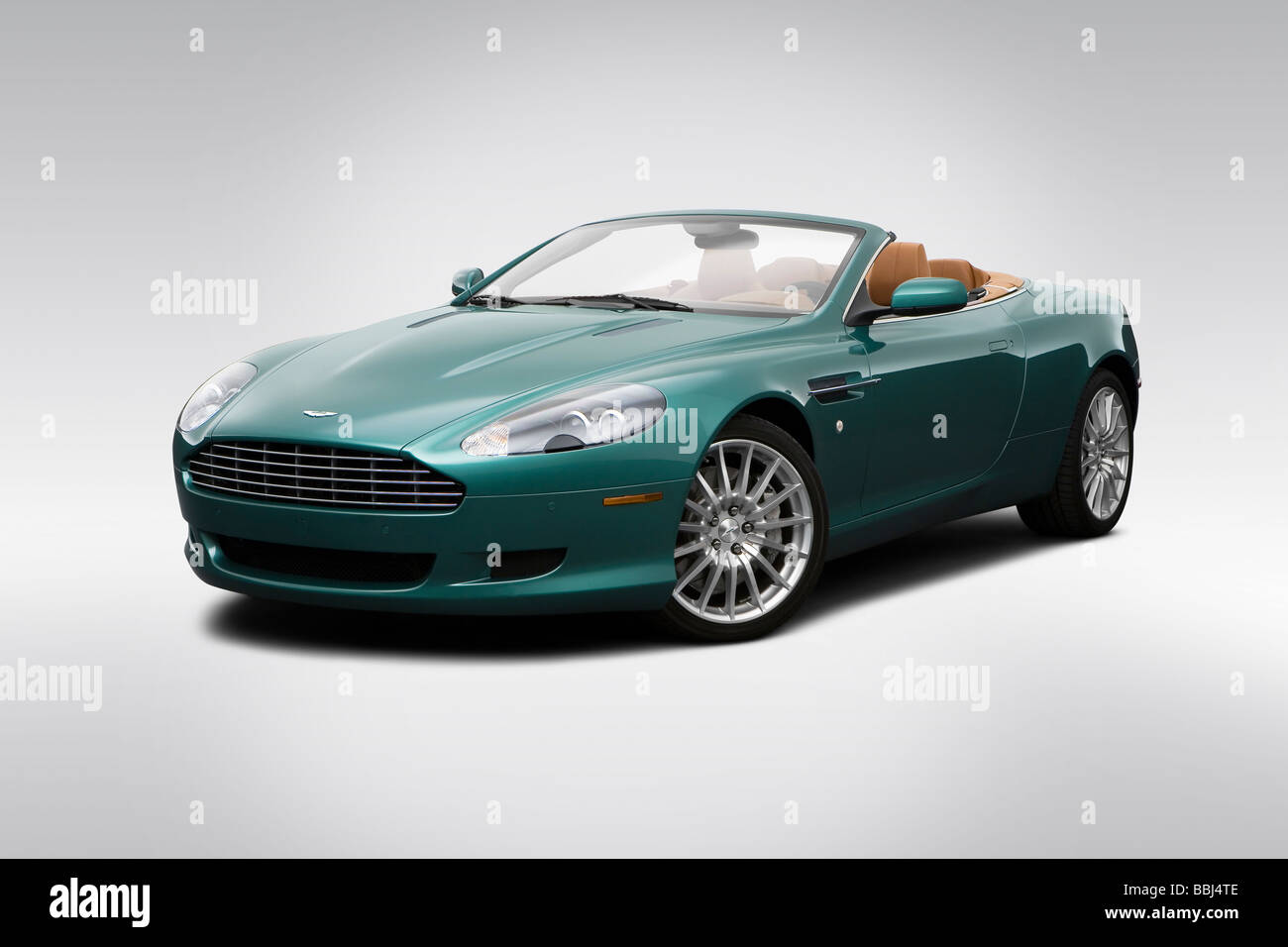 2009 Aston Martin DB9 Volante en vert - angle de vue avant Banque D'Images