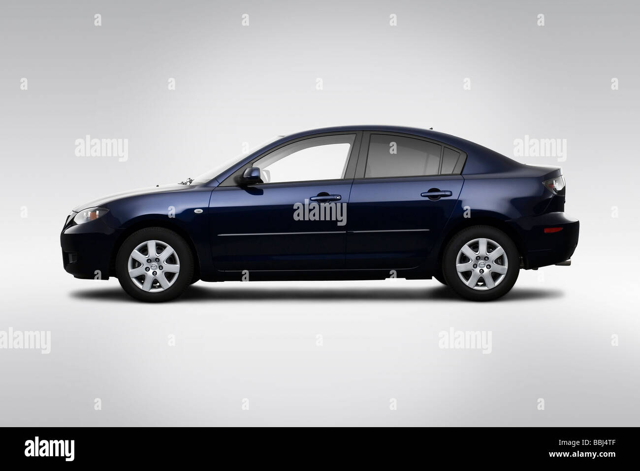 2009 Mazda Mazda3 Sport en bleu - Pilotes Portrait Banque D'Images