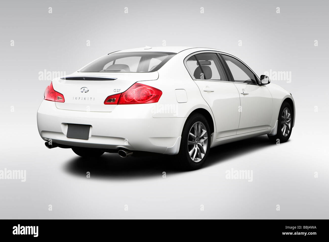 2009 Infiniti G COUPÉ G37 en vue d'angle arrière - Blanc Banque D'Images