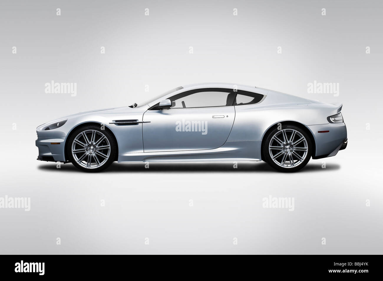2009 Aston Martin DBS dans l'argent - Pilotes Portrait Banque D'Images