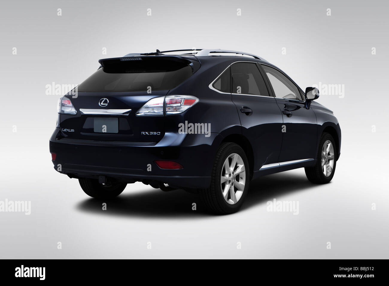 2010 Lexus RX RX350 en noir - vue d'angle arrière Banque D'Images