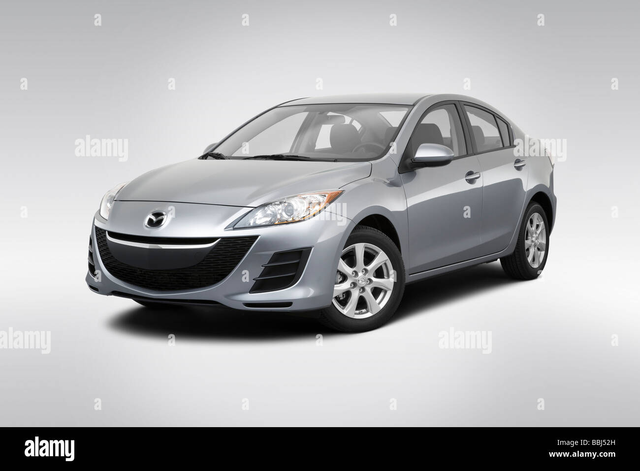 2010 Mazda MAZDA3 Touring en argent - angle de vue avant Banque D'Images