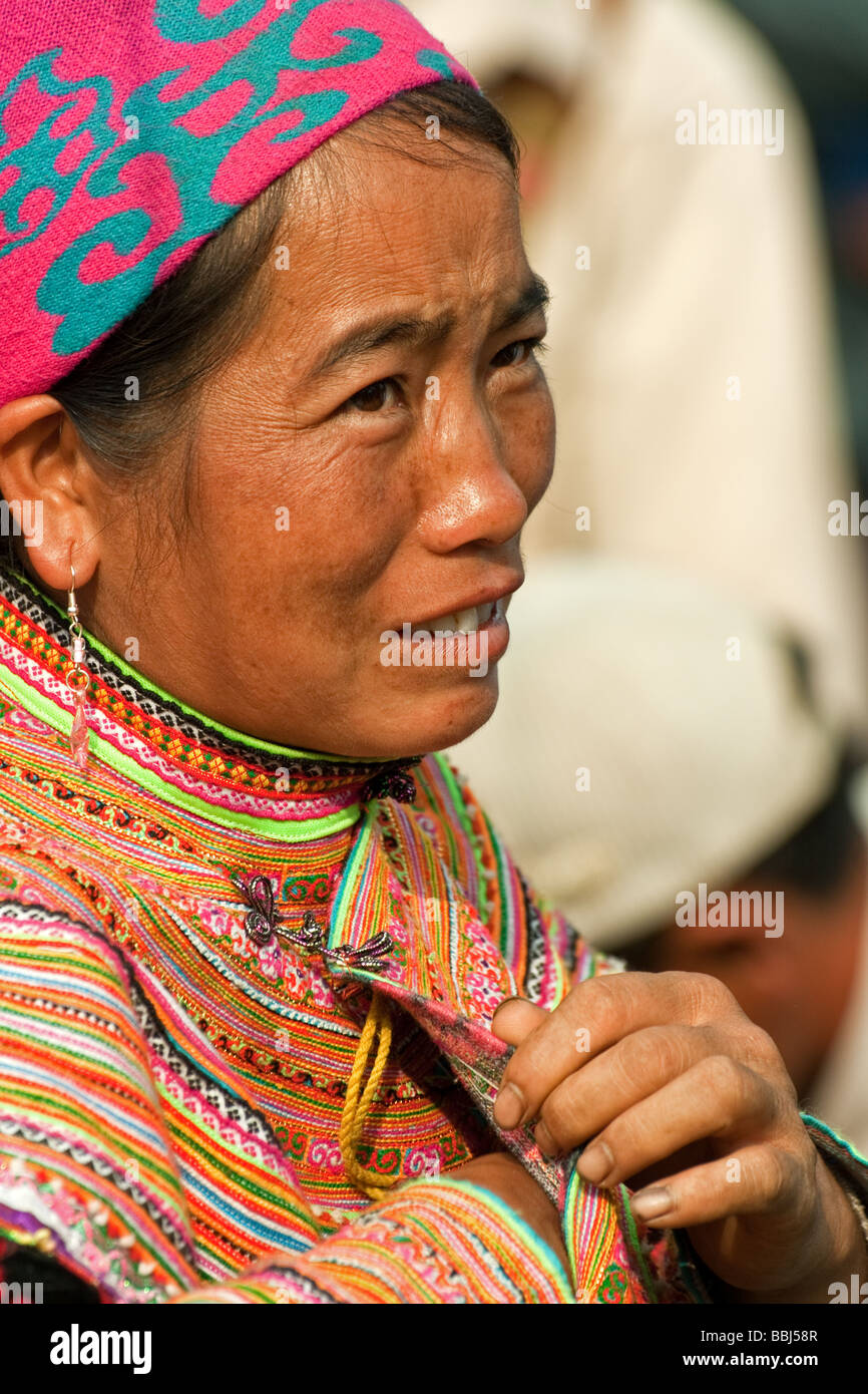 H'Mong fleurs colorées femme Tribal avec voile traditionnel au marché de Bac Ha, Nord Vietnam Banque D'Images