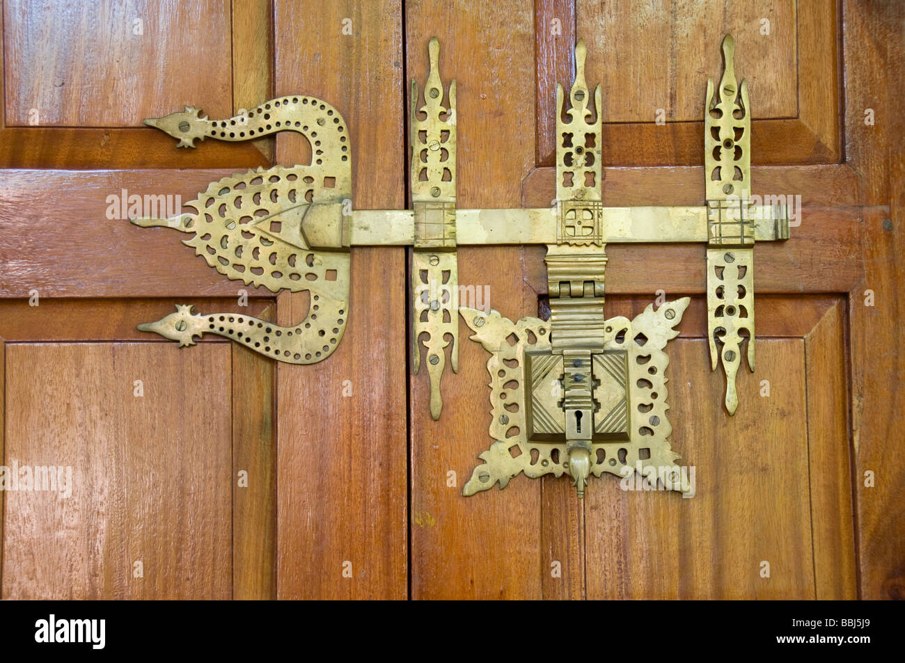 Laiton traditionnel ancien loquet et serrure sur les portes en bois, le Kerala Inde Banque D'Images