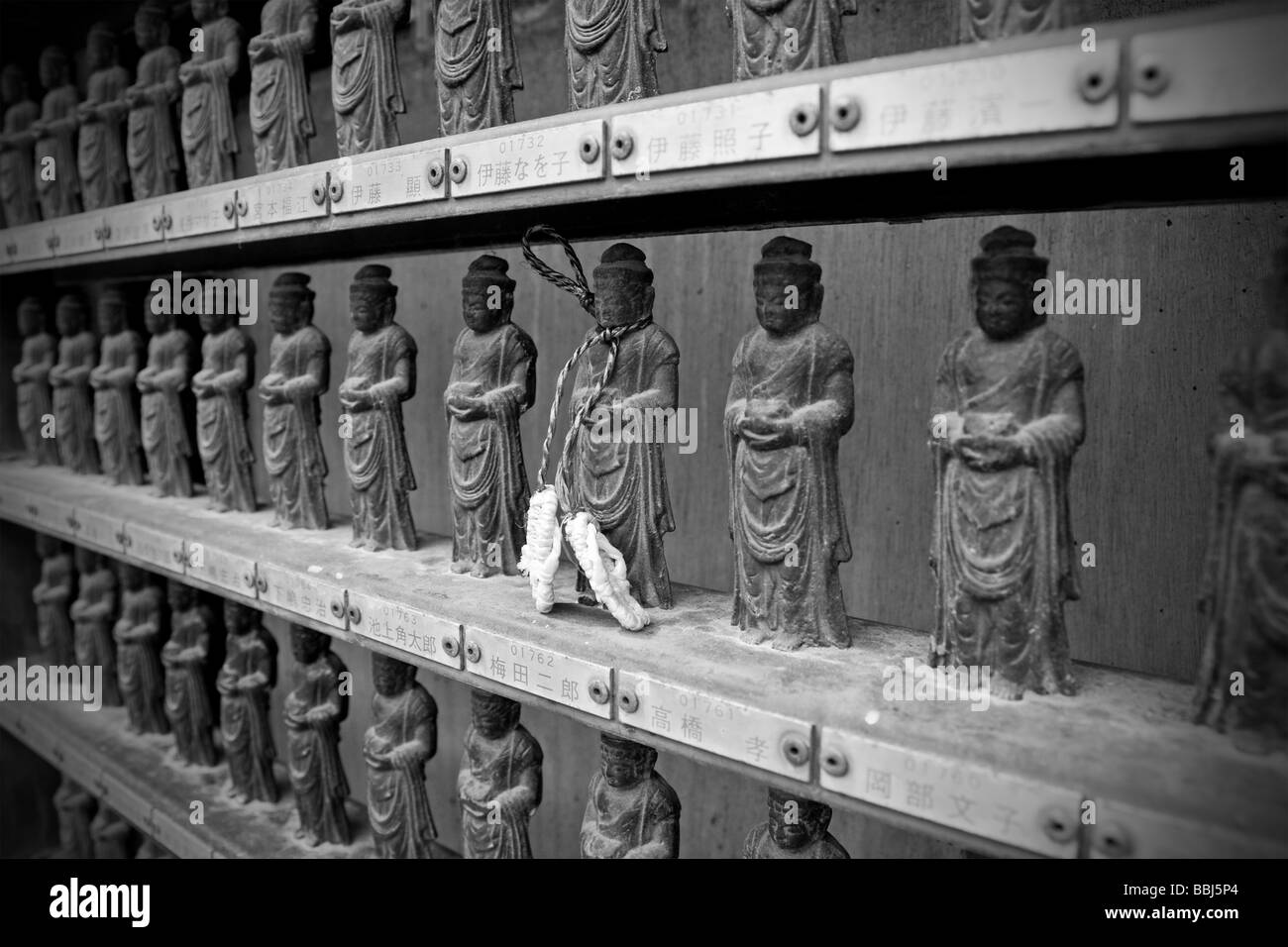 Mini japonais Bouddhas à Zenkoji de culte, la ville de Nagano, Japon Banque D'Images