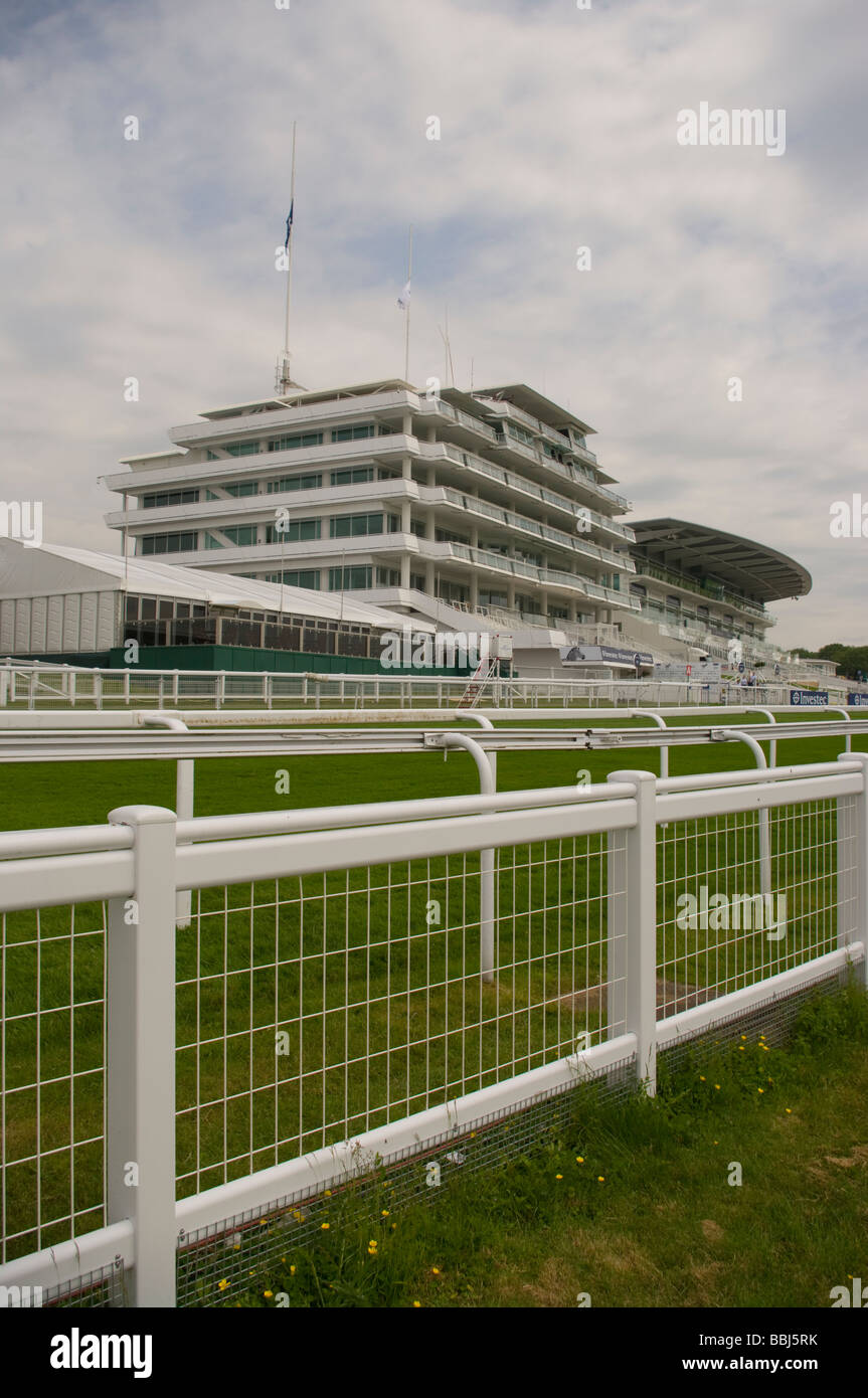 Le Grandstand complexe à Epsom Downs Racecourse Surrey England Banque D'Images