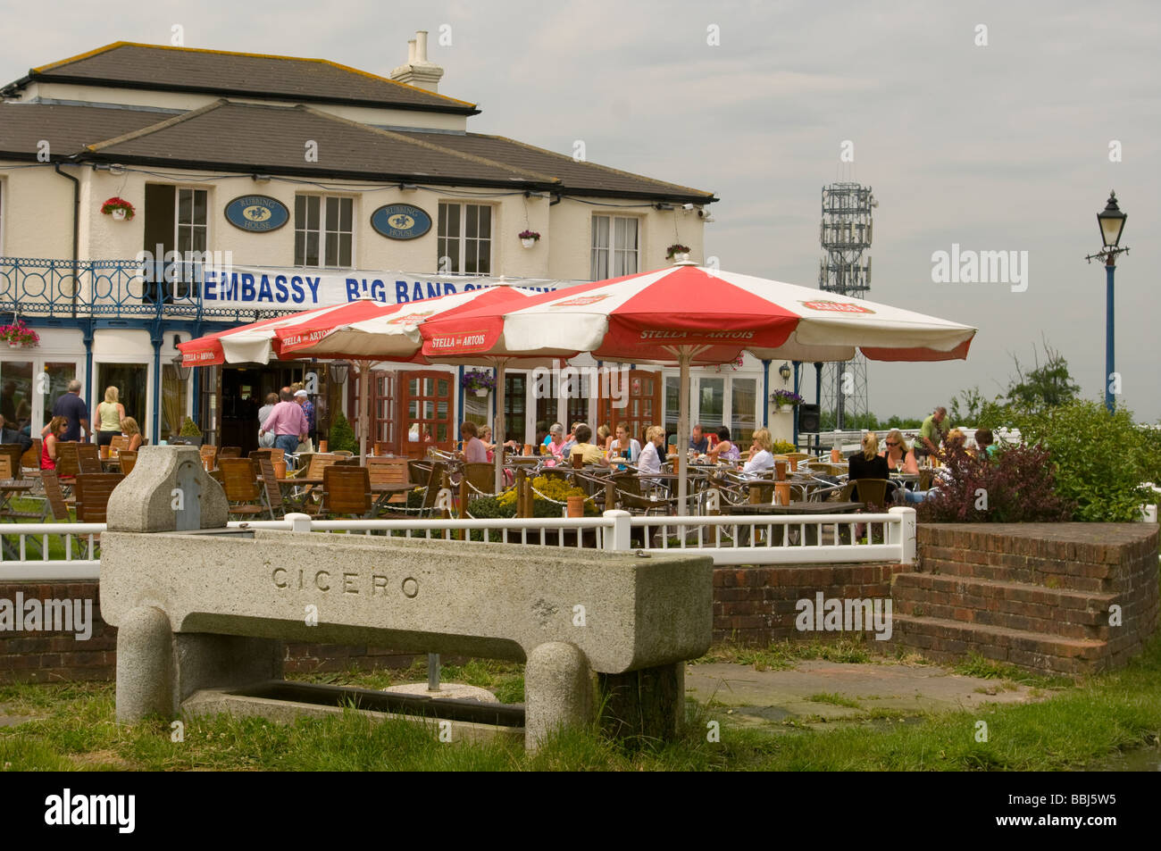 Les gens de l'extérieur le frottement interne Pub Epsom Downs Surrey England Banque D'Images