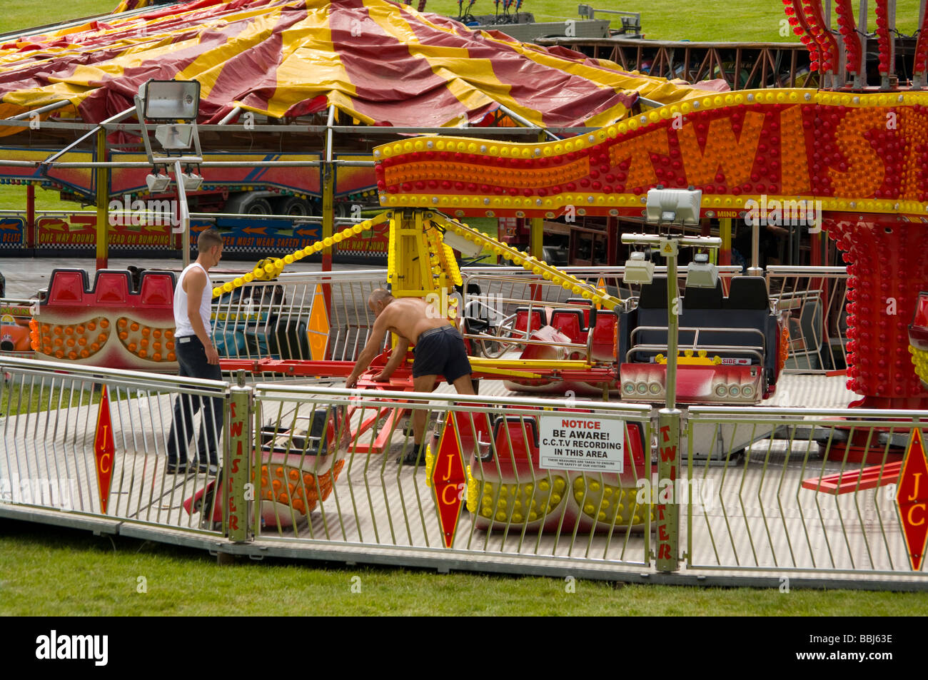 2 Les travailleurs de la construction d'un trajet de foire Banque D'Images