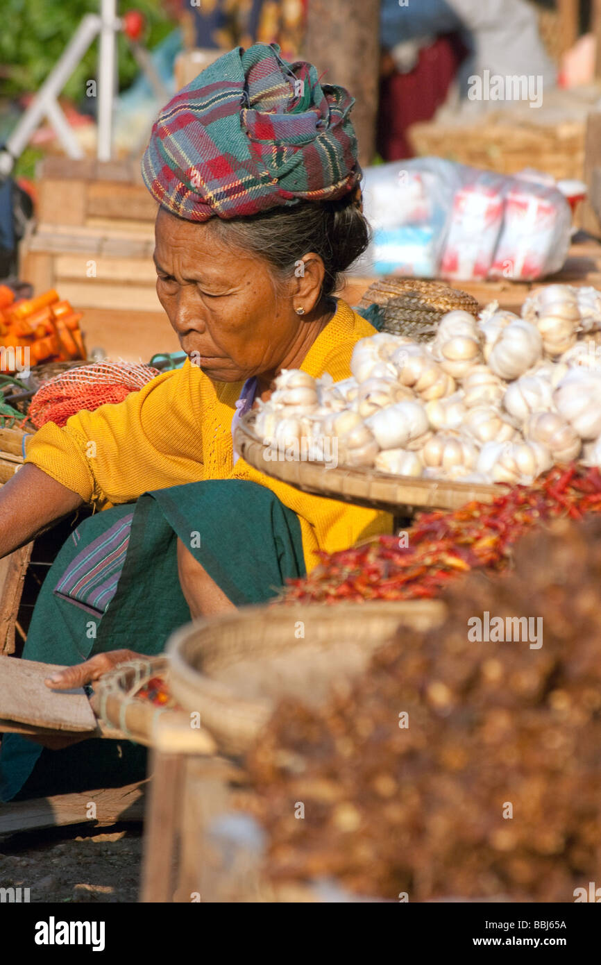Femme birmane au marché Magwe, Myanmar (Birmanie) Banque D'Images