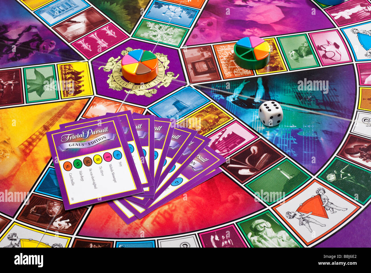 Jeu de société Trivial Pursuit avec des morceaux Banque D'Images