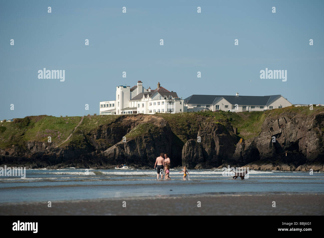Le Cliff Hotel Gwbert West Wales vu de la plage de sables bitumineux Poppit UK Pembrokeshire Banque D'Images