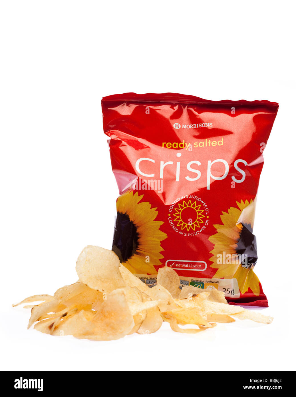 Paquet de chips avec pile de chips - sur fond blanc coupé isolé silo Banque D'Images