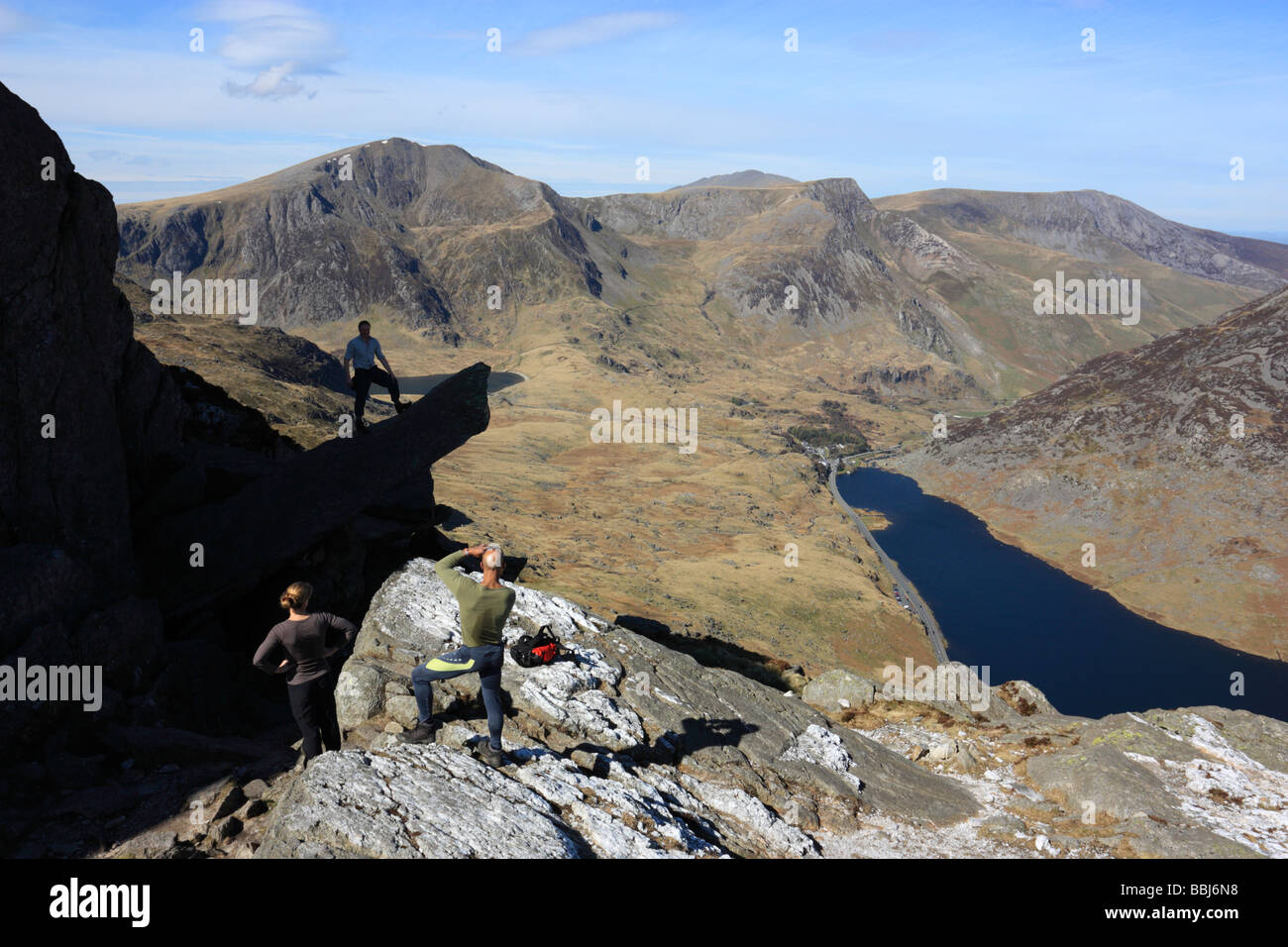 Les marcheurs qui pose pour des photos sur la "CANNON", un rocher sur la montagne de Tryfan, Snowdonia, le Nord du Pays de Galles Banque D'Images