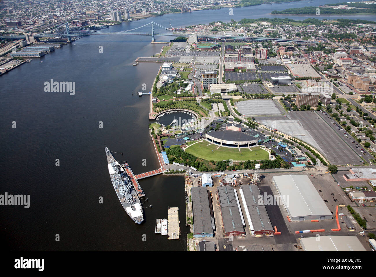 Photo aérienne de Camden, New Jersey et le cuirassé USS New Jersey Banque D'Images