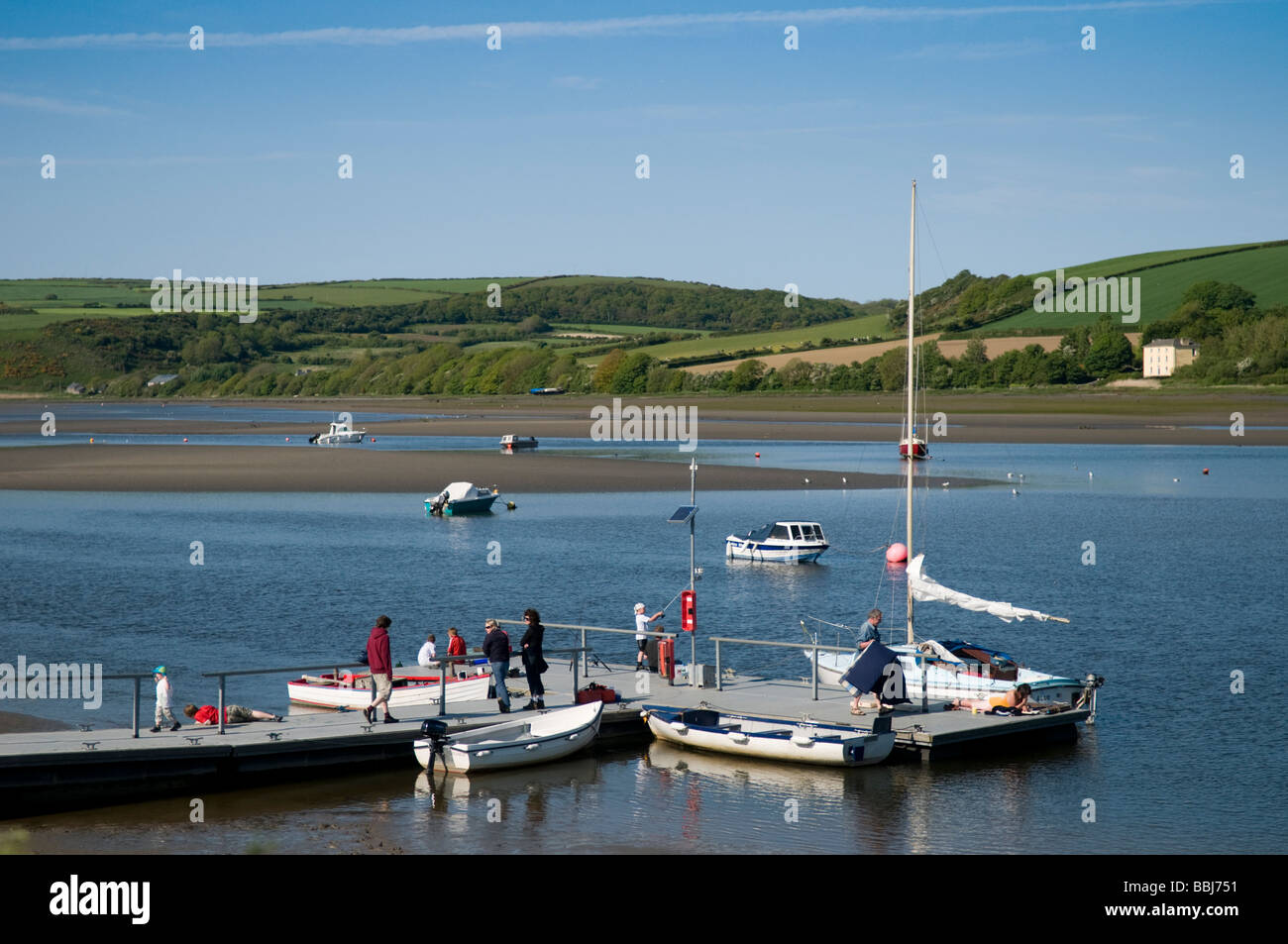 St Dogmaels Llandudoch bateaux amarrés sur la rivière Teifi Wales UK Banque D'Images
