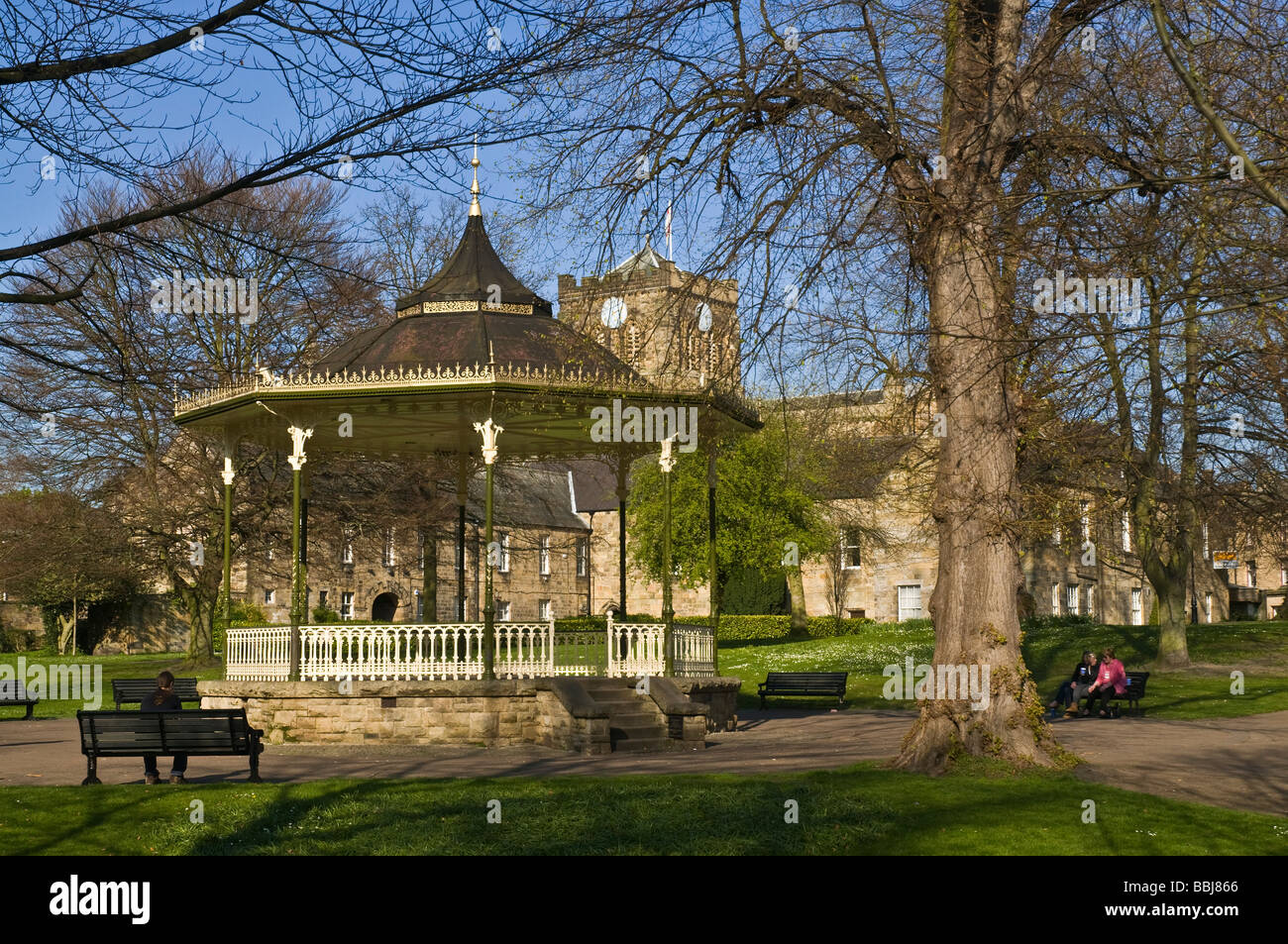 Hexham HEXHAM NORTHUMBRIA dh jardin Parc kiosque à des gens assis banc de la soirée de printemps uk jardins stand go Banque D'Images
