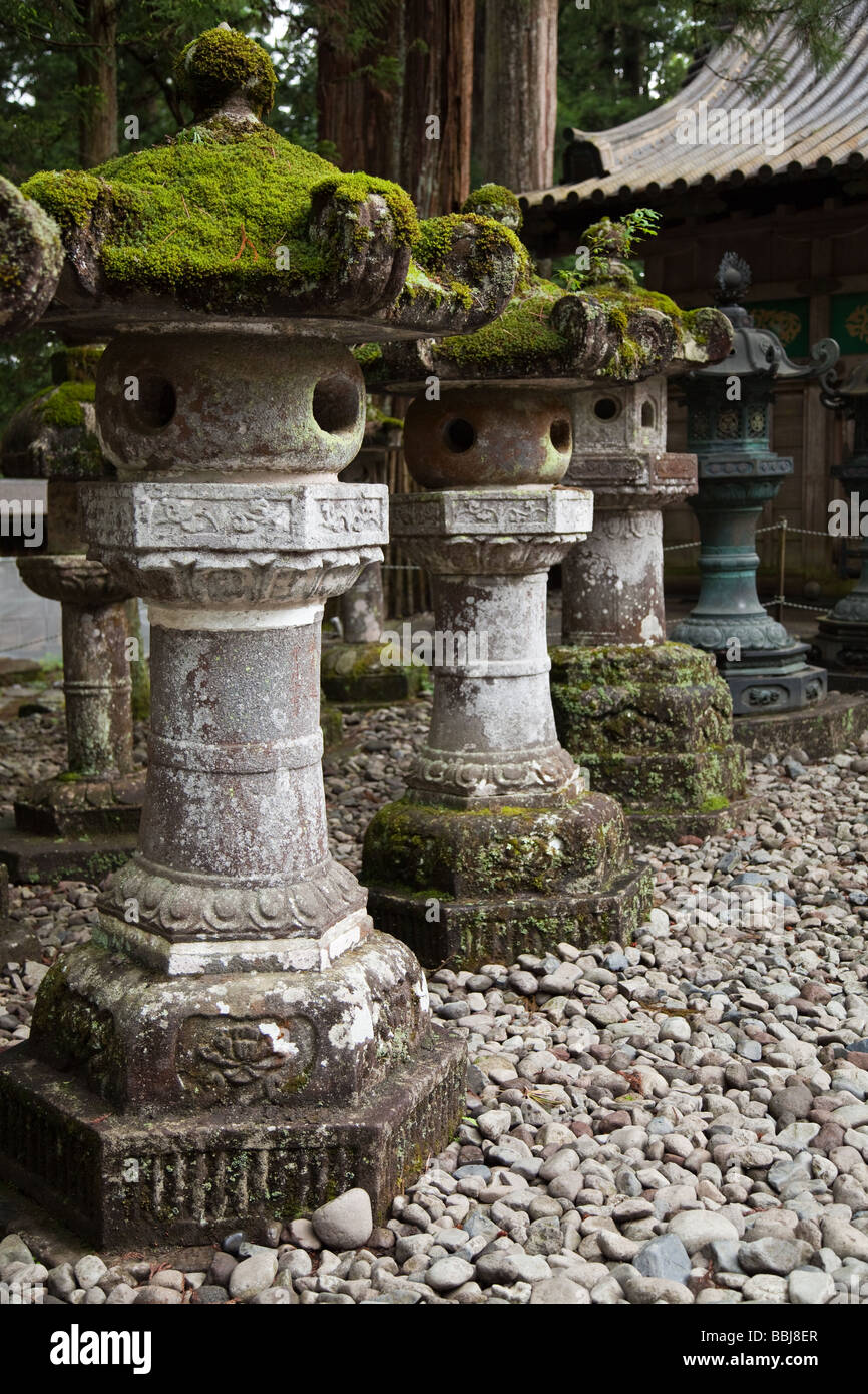 Lanternes en pierre moussue à Toshogu à Nikko Banque D'Images