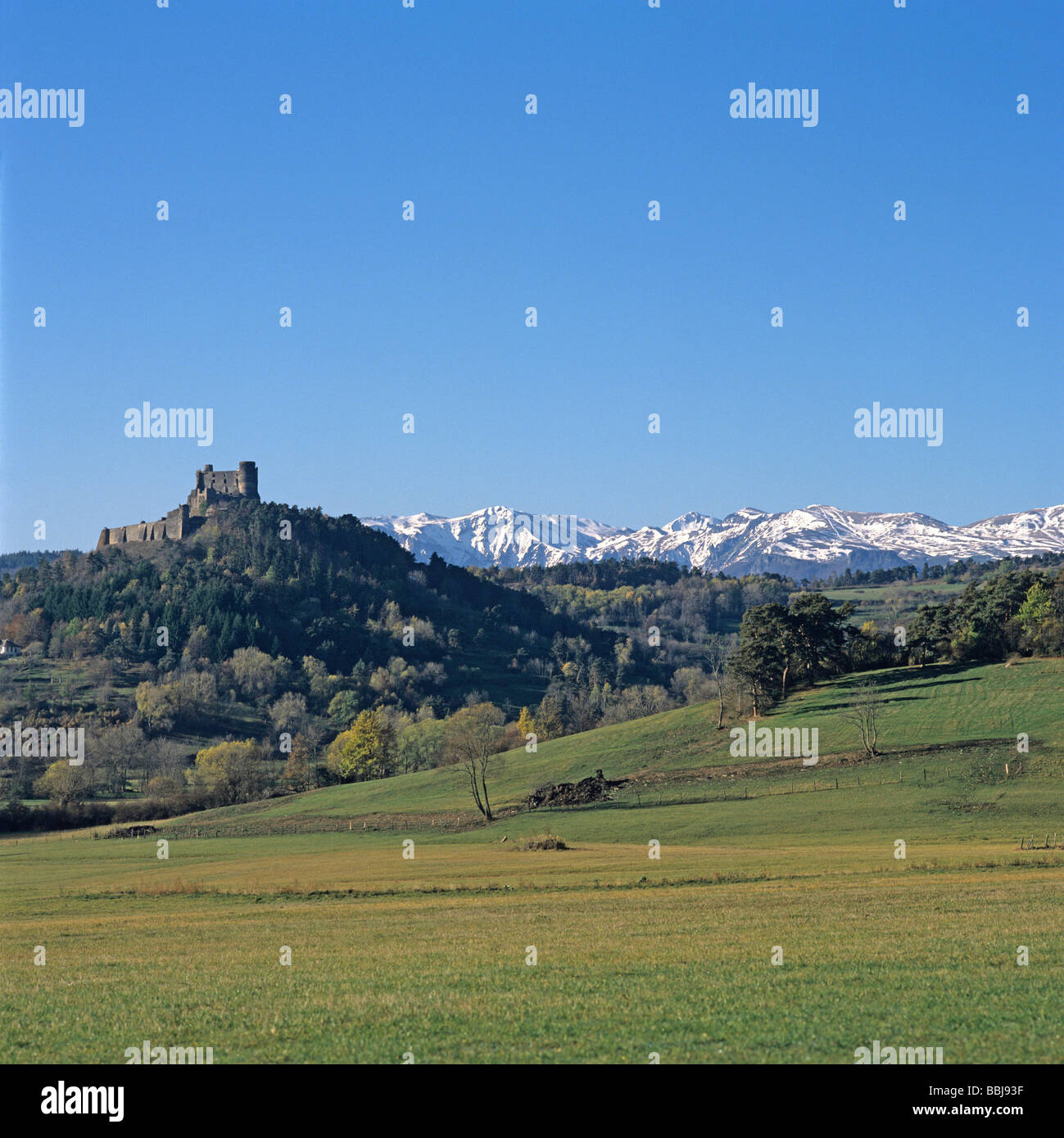 Château de Murol château et montagnes enneigées, Auvergne, France. Banque D'Images